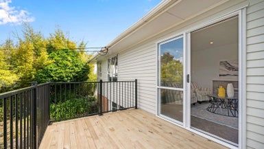  at 6 Bannister Place, New Windsor, Auckland