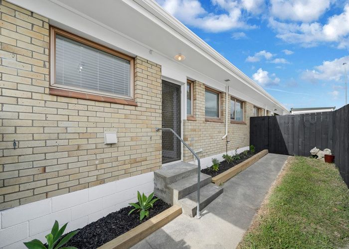 at 2/52 Butterworth Drive, Glendene, Waitakere City, Auckland