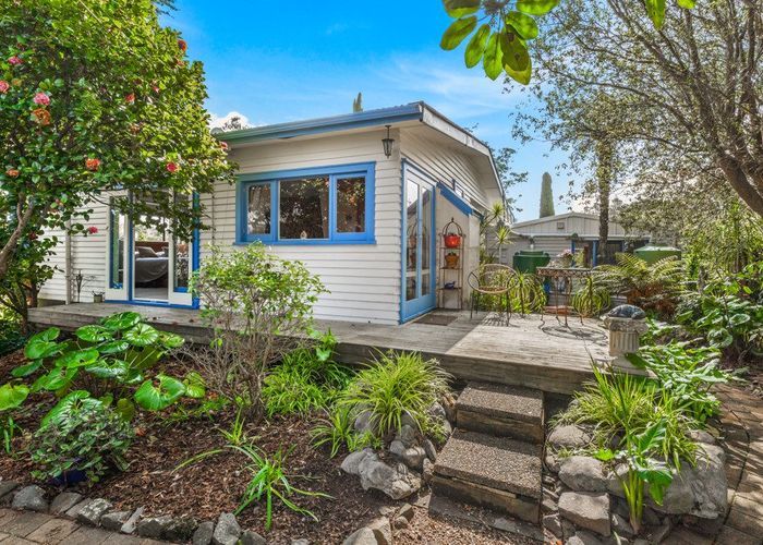  at 32 Ferry Parade, Herald Island, Auckland