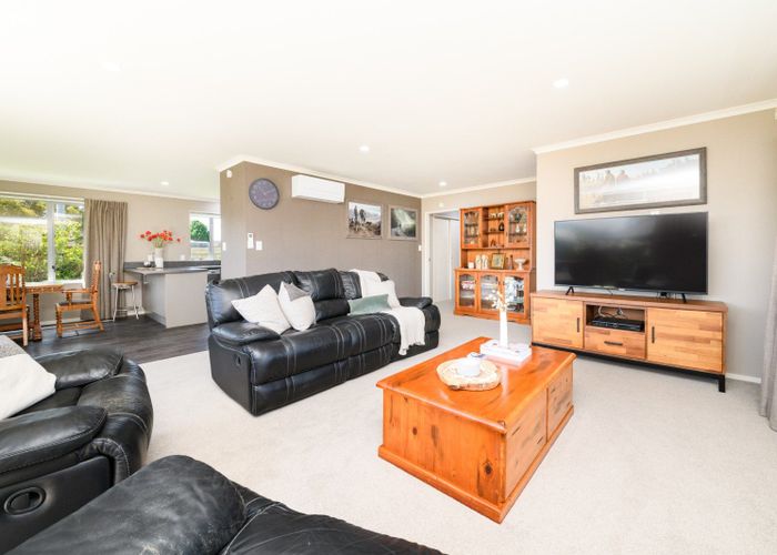 at 6 Angelina Way, Kelvin Grove, Palmerston North