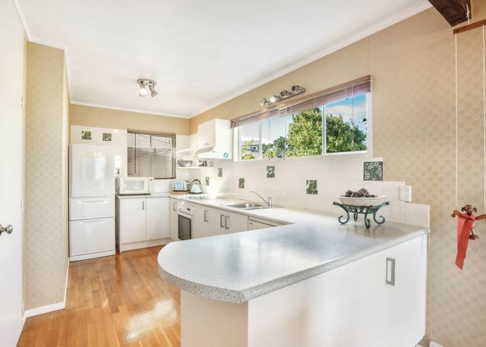  at 37 Hadfield Street, Beach Haven, Auckland