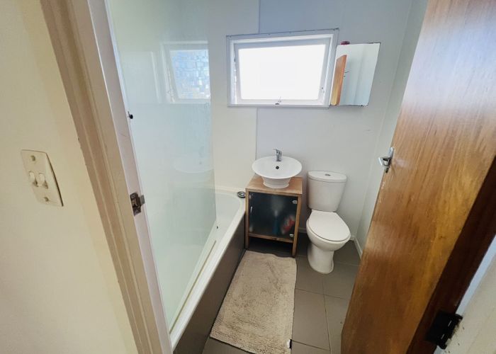  at 1/18 Agincourt Street, Glenfield, North Shore City, Auckland