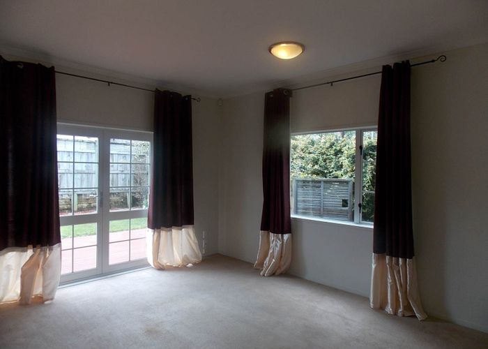  at 21 Mulvaney Crescent, Henderson, Waitakere City, Auckland