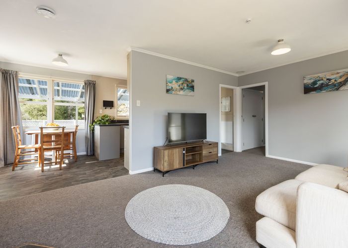  at 30 Deanwell Avenue, Deanwell, Hamilton