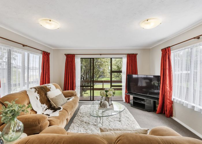  at 8 Coubray Place, Botany Downs, Auckland