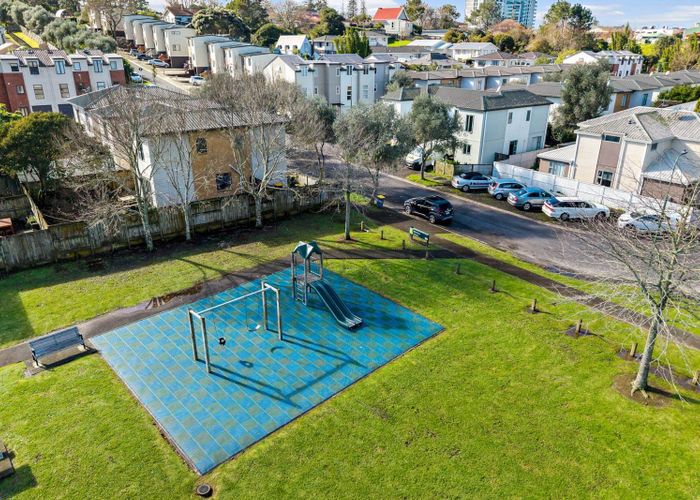  at 4 Verdale Circle, Glen Eden, Waitakere City, Auckland
