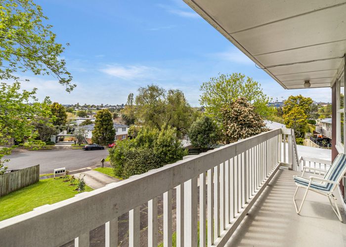  at 2/6 Hobday Place, Meadowbank, Auckland