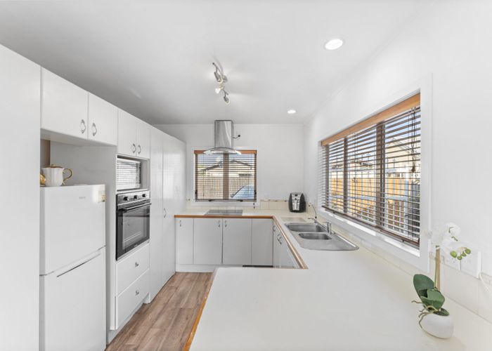  at 2/11 Marr Road, Manurewa, Manukau City, Auckland