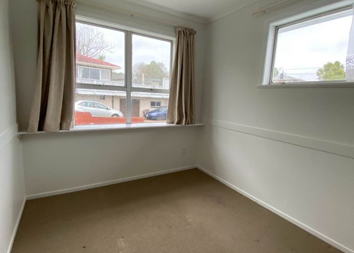  at 147 Beach Haven Road, Beach Haven, Auckland