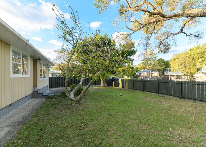  at 35 La Rosa Street, Green Bay, Auckland