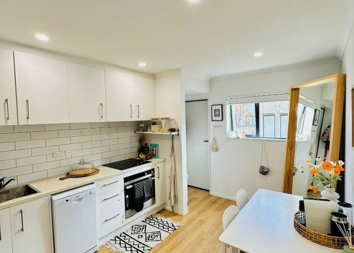  at 8 Pangu Way, Mangere, Manukau City, Auckland