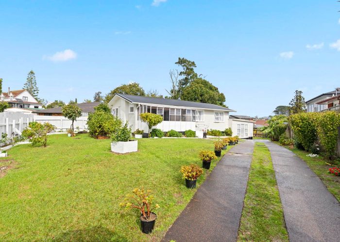  at 12 Ashbourne Place, Glendene, Waitakere City, Auckland