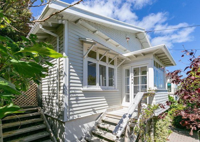 at 102 Nevay Road, Karaka Bays, Wellington