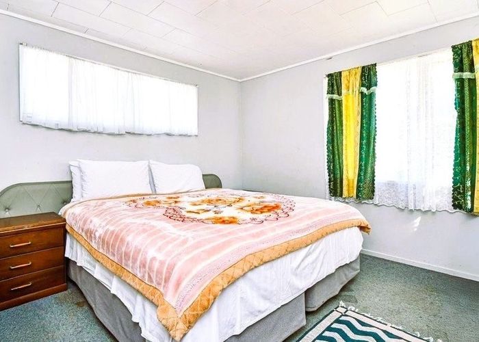  at 8 Staverton Crescent, Mangere, Auckland