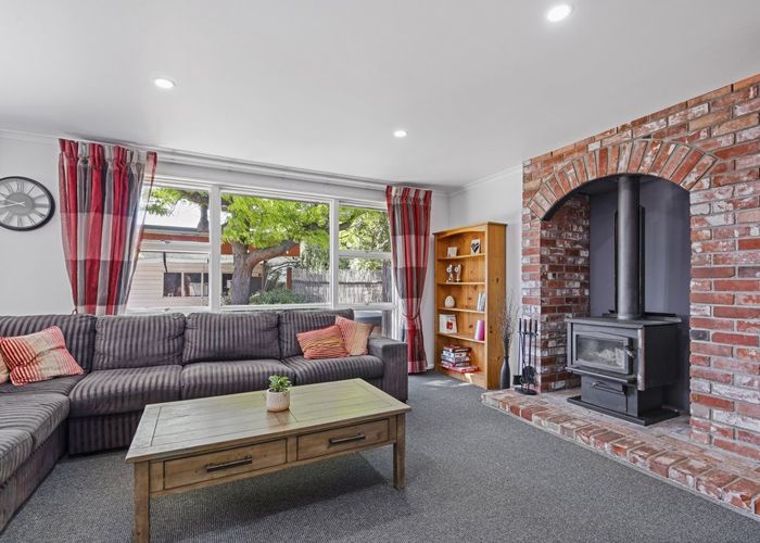  at 104 Main North Road, Woodend, Woodend