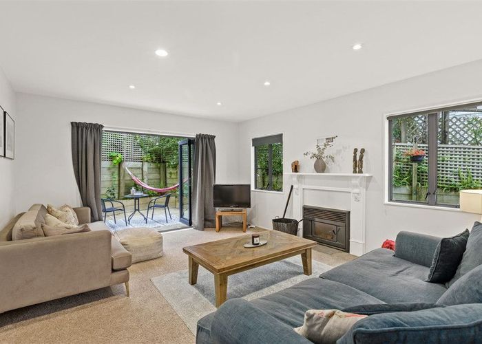  at 2/33 Waipa Street, Birkenhead, Auckland