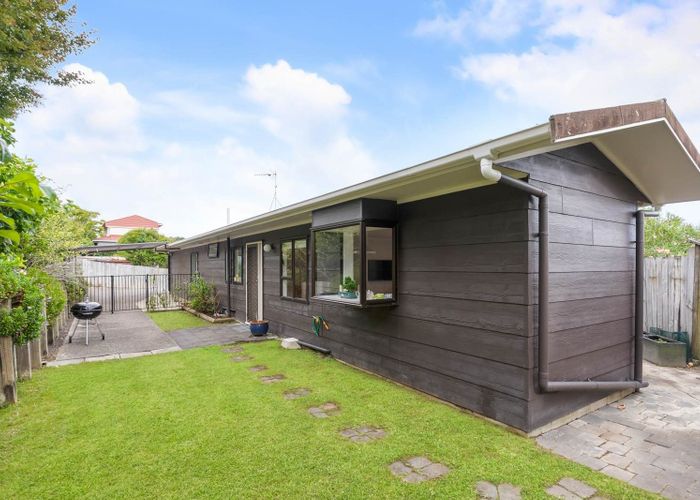  at 2/865 Beach Road, Waiake, North Shore City, Auckland