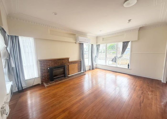  at 2/11 Church Road, Māngere Bridge, Auckland