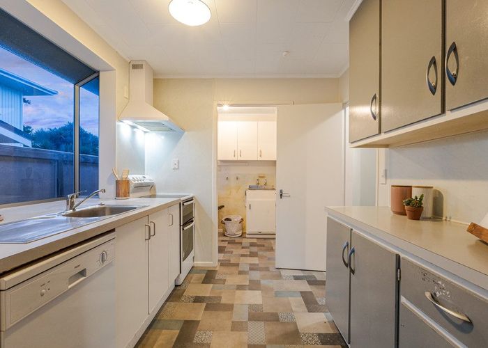  at 2 Pascoe Avenue, Paremata, Porirua, Wellington