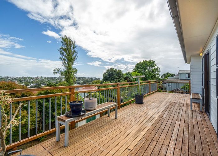  at 2/14 Ridge Road, Waiake, Auckland