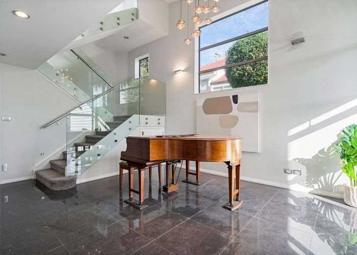  at 10 Bayside Drive, Browns Bay, North Shore City, Auckland
