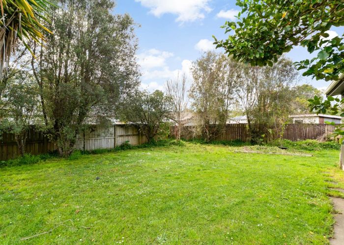  at 90 Riverpark Crescent, Henderson, Waitakere City, Auckland