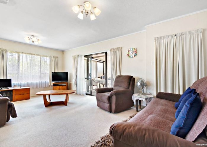  at 2/9 Clayburn Road, Glen Eden, Auckland