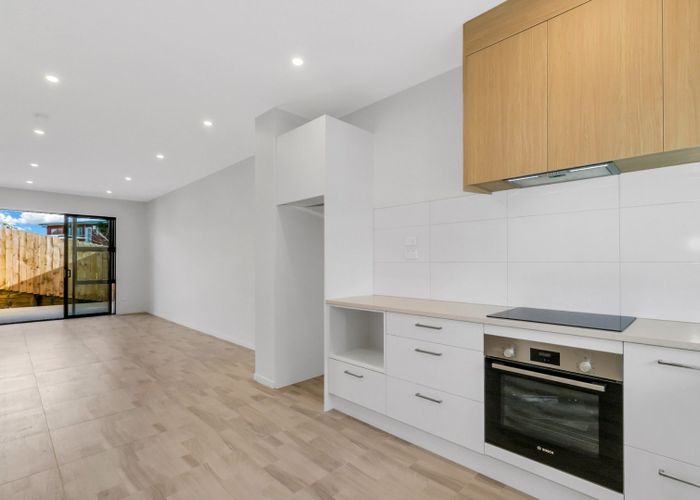  at 4/22 Fitzgerald Road, Mount Wellington, Auckland