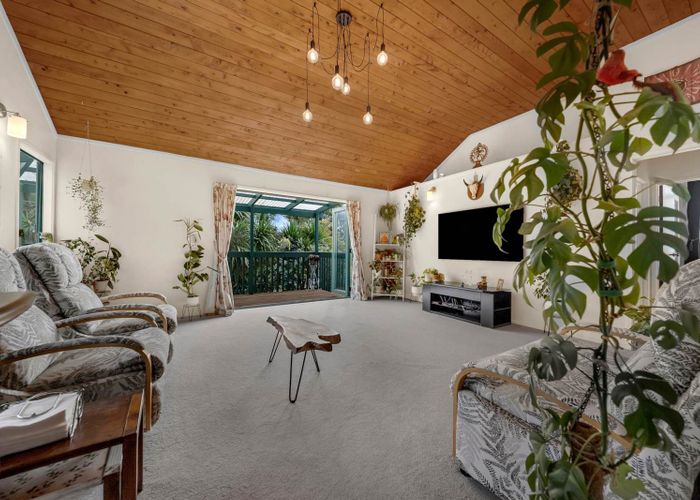  at 1/11 De Val Drive, Titirangi, Waitakere City, Auckland