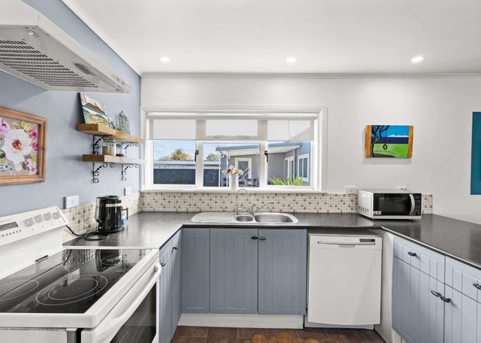  at 1013 Willowpark Road North, Mayfair, Hastings