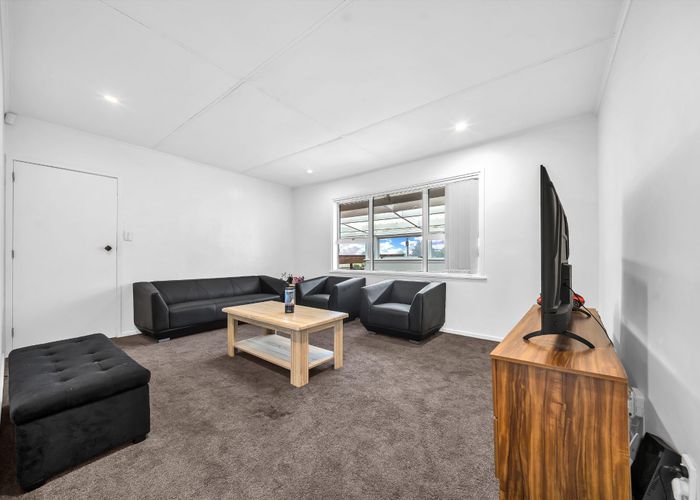  at 42 White Swan Road, Mount Roskill, Auckland City, Auckland