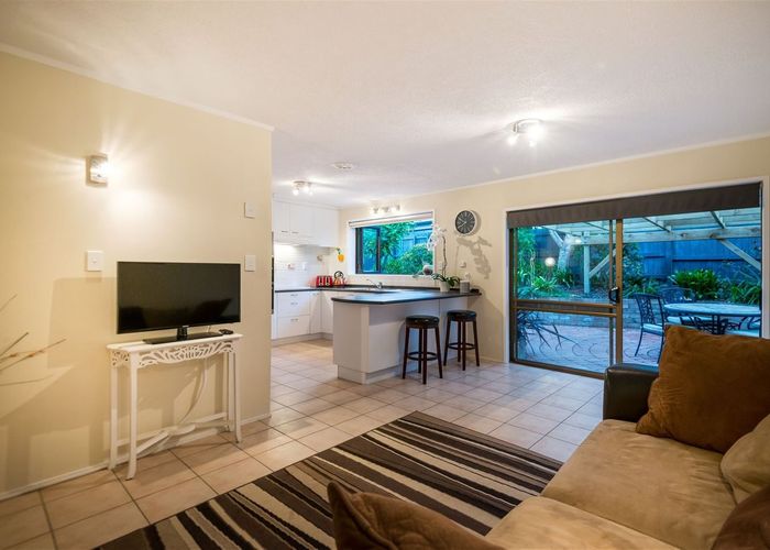  at 33 James Evans Drive, Northcote, North Shore City, Auckland