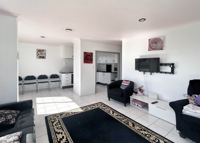  at 2/85 Taumata Road, Sandringham, Auckland