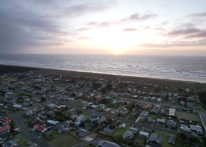  at 76 Kahukura Avenue, Waitārere Beach, Levin