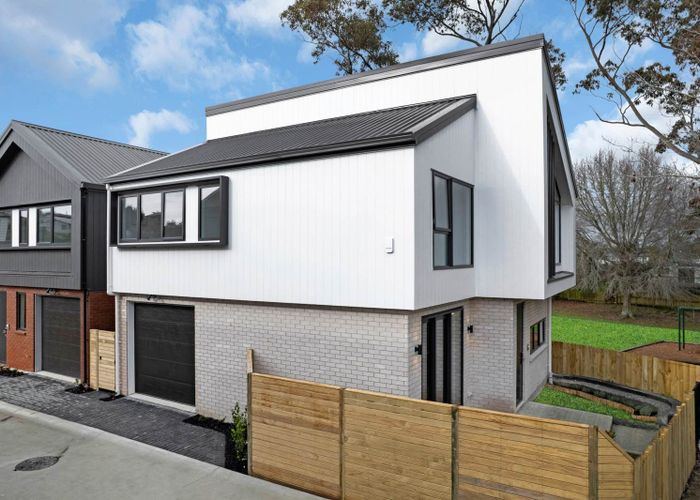  at 10 Truscott Place, West Harbour, Waitakere City, Auckland