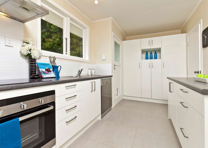  at 2/7 Vera Road, Te Atatu South, Auckland