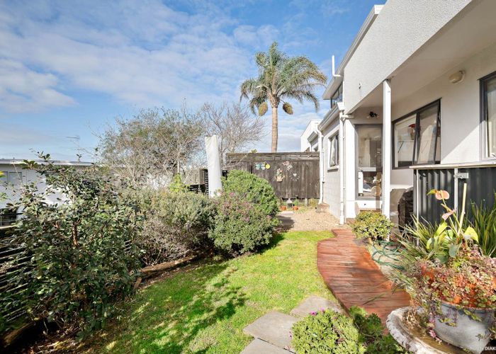  at 6/12 Wernham Place, Northcote, North Shore City, Auckland