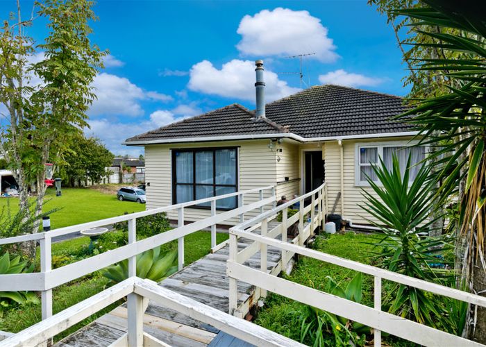  at 121 Sturges Road, Henderson, Auckland