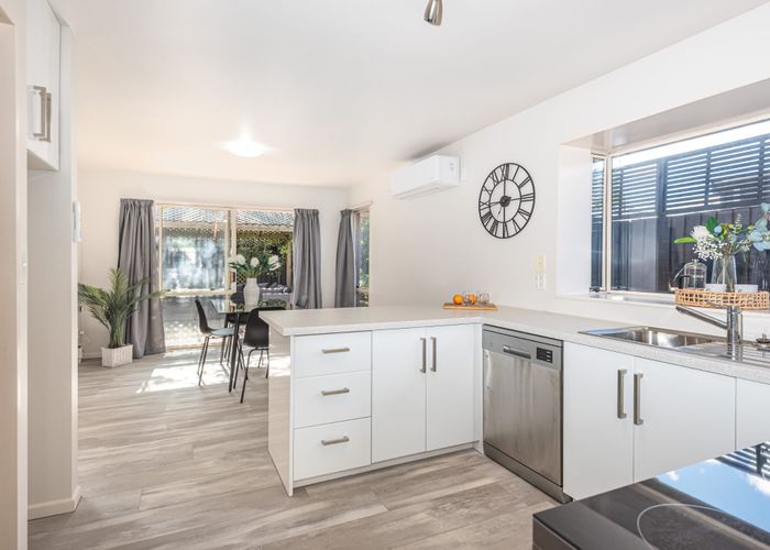  at 2/116 Yaldhurst Road, Sockburn, Christchurch