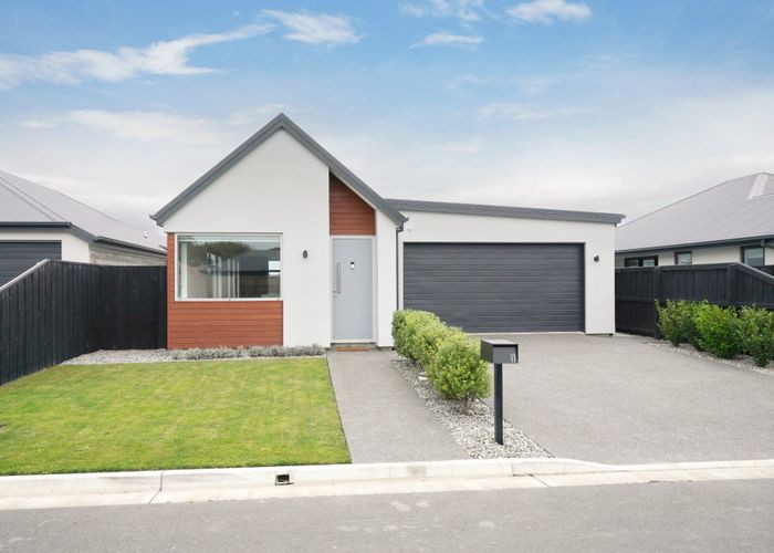  at 11 Oakleigh Street, Woodend, Woodend
