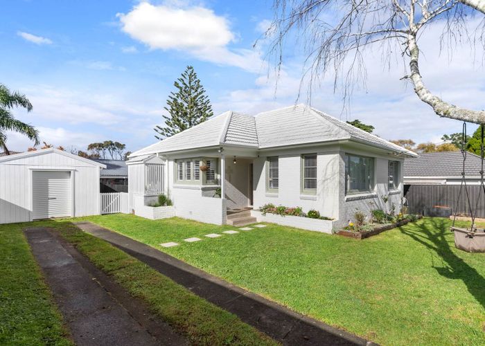  at 82 Hillcrest Road, Papatoetoe, Auckland