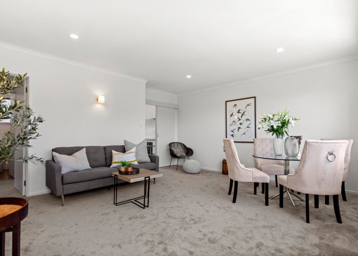  at 2/15 Houghton Street, Meadowbank, Auckland