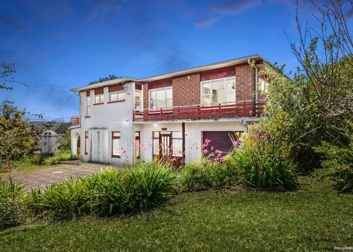  at 2 Pine Avenue, Henderson, Auckland