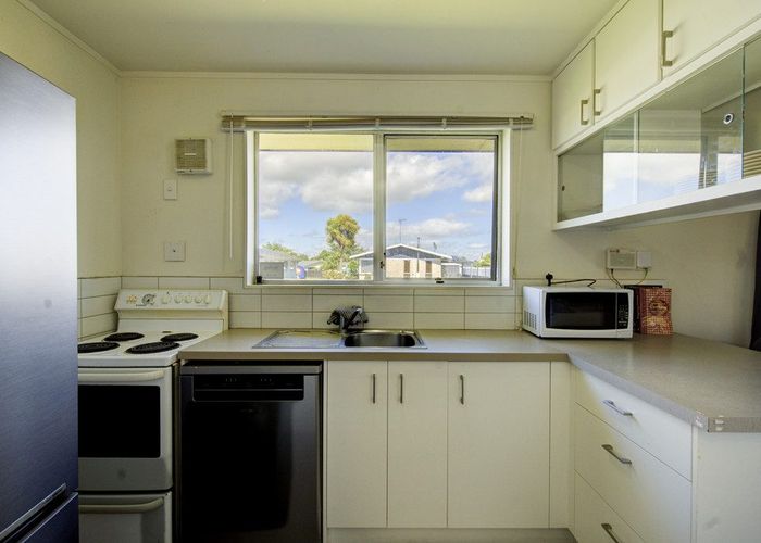  at 8A Leslie Place, Deanwell, Hamilton