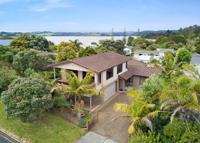  at 11 Peninsula Parade, Hihi