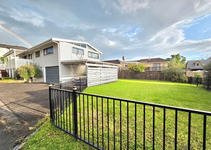  at 1/39 Selwyn Crescent, Forrest Hill, North Shore City, Auckland