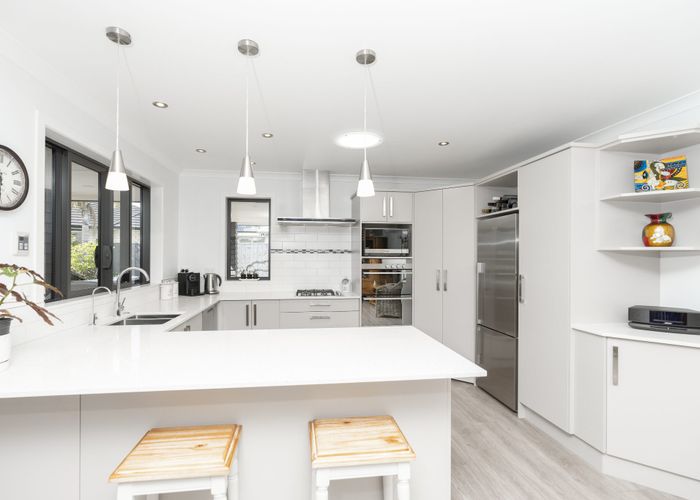  at 6 Kentwood Place, Flagstaff, Hamilton