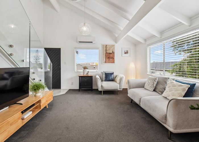  at 2/10 Trident Place, Shelly Park, Manukau City, Auckland