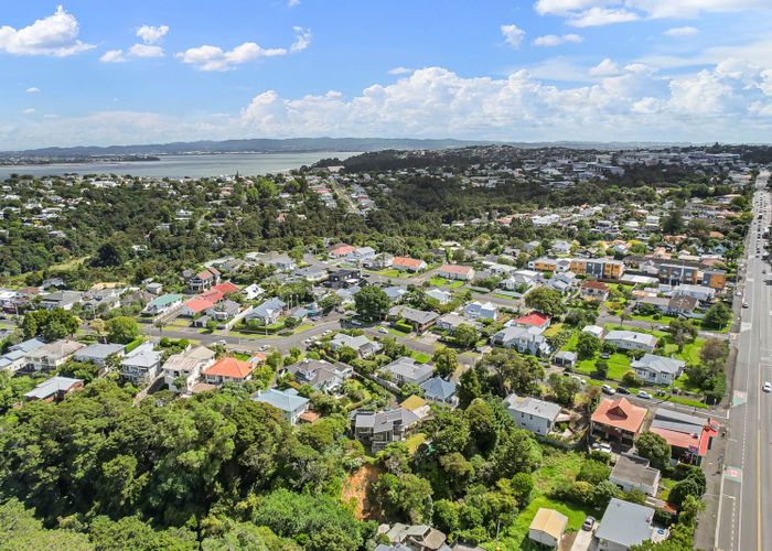  at 2 Seaview Avenue, Northcote, Auckland