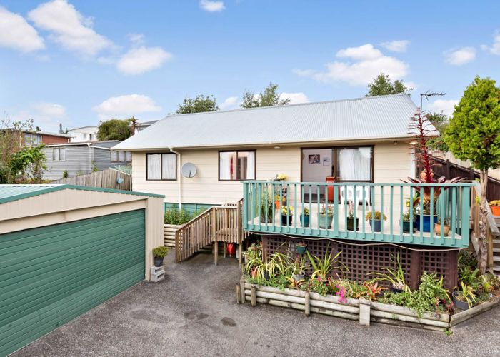  at 2/18 Evans Road, Glen Eden, Auckland